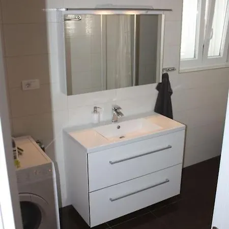 House Of 98 M² With Three Bedrooms, Two Bathrooms * 沃迪切