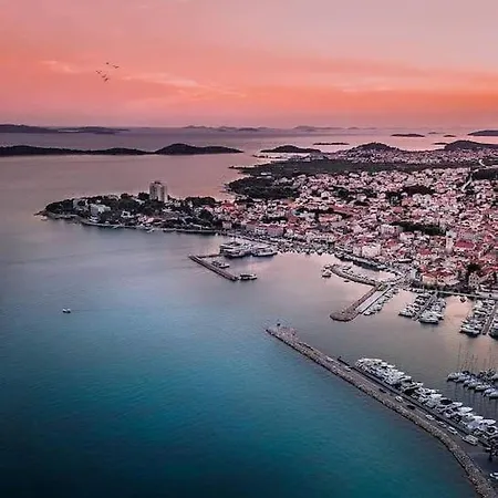 House Of 98 M² With Three Bedrooms, Two Bathrooms 度假居 *