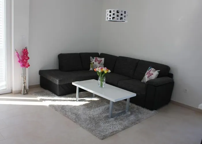 House Of 98 M² With Three Bedrooms, Two Bathrooms * Vodice